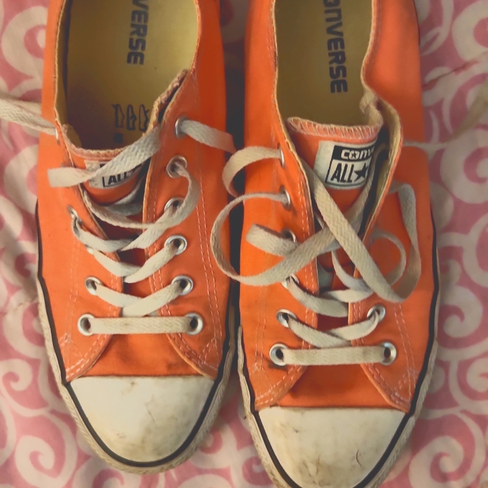 Converse ankle cut tennis shoes only wore these maybe 7 times.